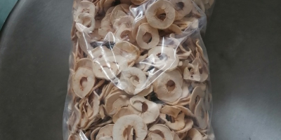 Chips de manzana secos en forma de rodajas de