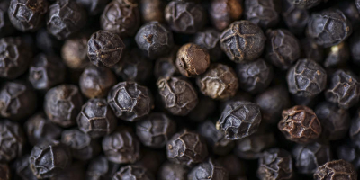 Soy camerunés, fabricante líder de pimiento blanco y negro