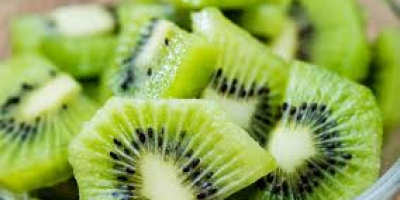 El kiwi o grosella china es la baya comestible