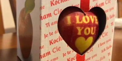 Venderé manzanas de San Valentín con las palabras &quot;TE