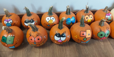 Calabazas pintadas a la venta. Tamaño de 1,5 a