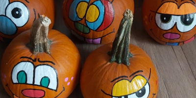 Calabazas pintadas a la venta. Tamaño de 1,5 a