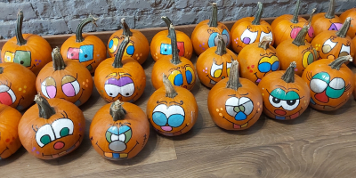 Calabazas pintadas a la venta. Tamaño de 1,5 a