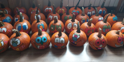 Calabazas pintadas a la venta. Tamaño de 1,5 a