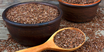 El aceite de semilla de lino marrón con propiedades