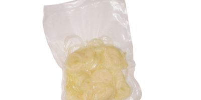 Venta de cebollas blancas y rojas en rodajas, herméticamente