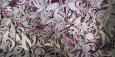 Ofrecemos cebollas rojas a la venta, cortadas en medias