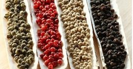 Tenemos buena calidad de pimienta negra entera, pimienta blanca,