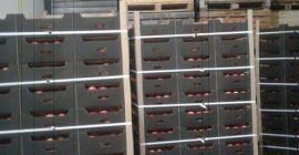 Muchas manzanas de diferentes tipos disponibles. Si está buscando