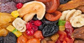 Venden frutas deshidratadas a un deshidratador controlado. Manzanas, peras,