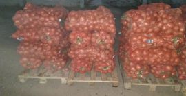 Saludable, piel seca, gruesa, cebollas doradas para la venta.