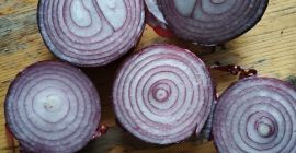 Compraré grandes cantidades de 6+ cebollas rojas y amarillas