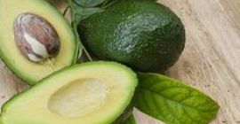 Las manzanas Granny Smith están bien rebanadas y picadas,