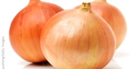 Cosecha fresca de cebolla roja y amarilla disponible para