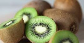 El kiwi o grosella china es la baya comestible