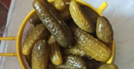 Ofrecemos pepinos encurtidos de forma natural, perfectos para ensaladas