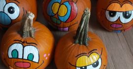 Calabazas pintadas a la venta. Tamaño de 1,5 a