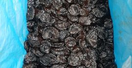 Las ciruelas pasas secas sin hueso están disponibles a