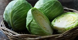 Tenemos un excelente repollo rojo bien cultivado en nuestras