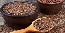 El aceite de semilla de lino marrón con propiedades
