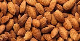 Un productor certificado comercializa su propia producción de almendras