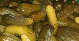 Pepinos encurtidos en salmuera, envasados en barriles de plástico