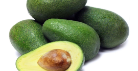 La fruta del aguacate tiene una pulpa verdosa o