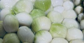 1. Cebollas frescas peladas - blancas y rojas -