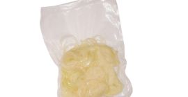 Venta de cebollas blancas y rojas en rodajas, herméticamente