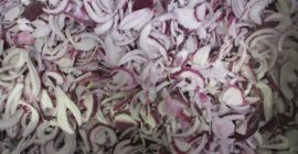 Ofrecemos cebollas rojas a la venta, cortadas en medias