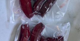Vendo remolachas rojas alargadas de la variedad Alto, peladas